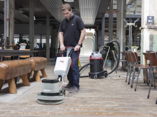 Eenschijfsmachine EM 17 EVO met schrob- en shamponeerborstel, vermogen 1200 W